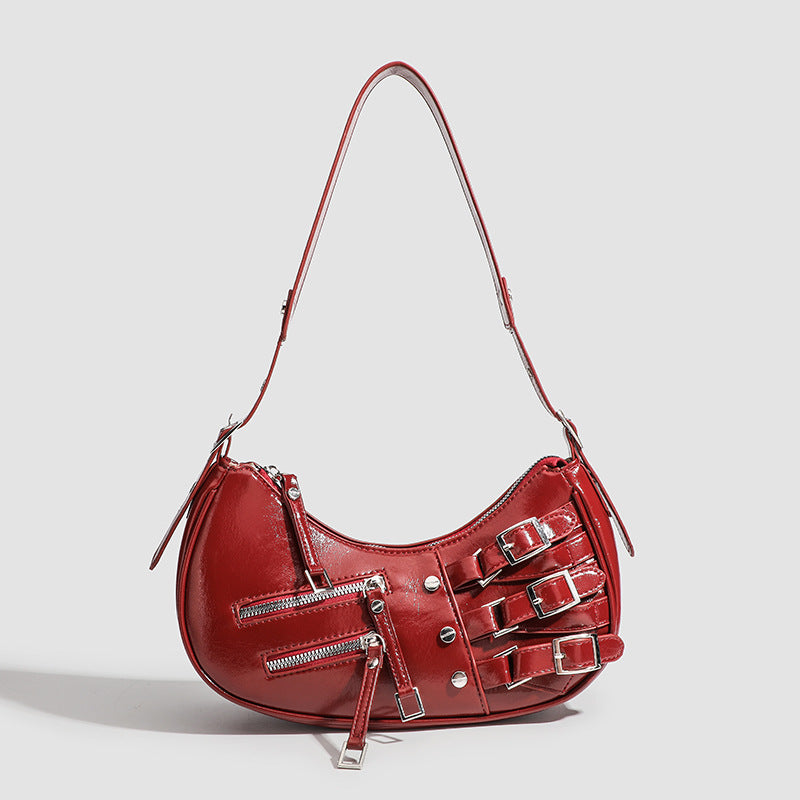 Glänzende schwarze Crescent-Hobo-Schultertasche mit übereinander angeordneten Gürtelschnallen, silberfarbenen Nieten und zwei vorderen Reißverschlusstaschen, Detailansicht 9