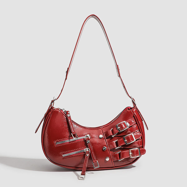Glänzende schwarze Crescent-Hobo-Schultertasche mit übereinander angeordneten Gürtelschnallen, silberfarbenen Nieten und zwei vorderen Reißverschlusstaschen, Detailansicht 9