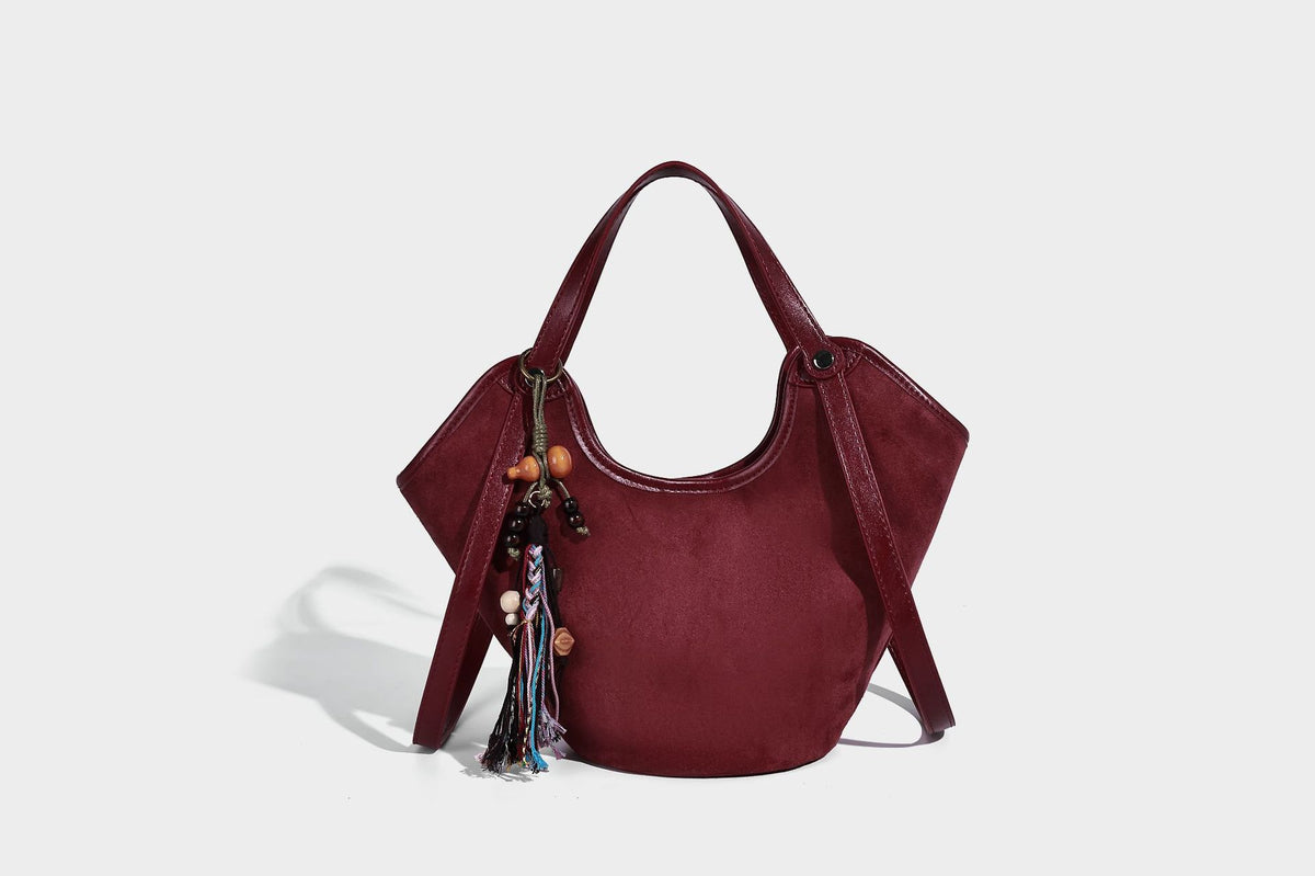 Dunkelbraune Hobo-Schultertasche mit matter Velourslederoptik, geschwungener Silhouette mit offenem oberen Abschluss, zwei Schulterriemen und abnehmbarem