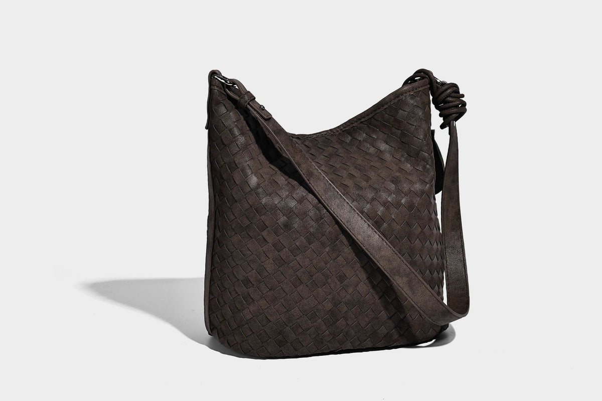 Lässig fallende Hobo-Schultertasche aus geflochtenem Material mit Korbgeflecht-Optik, angesetztem Mini-Täschchen vorne und verstellbarem Knotenträger, Detailansicht