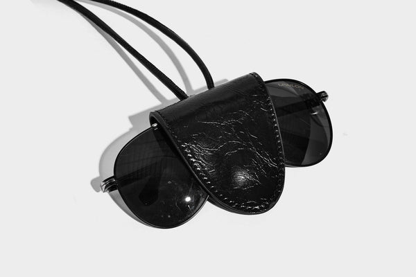 Glänzende Bucket-Bag mit schwarz-weißem Tupfenmuster, langem verstellbarem Riemen und Kordelzugverschluss, Detailansicht 17
