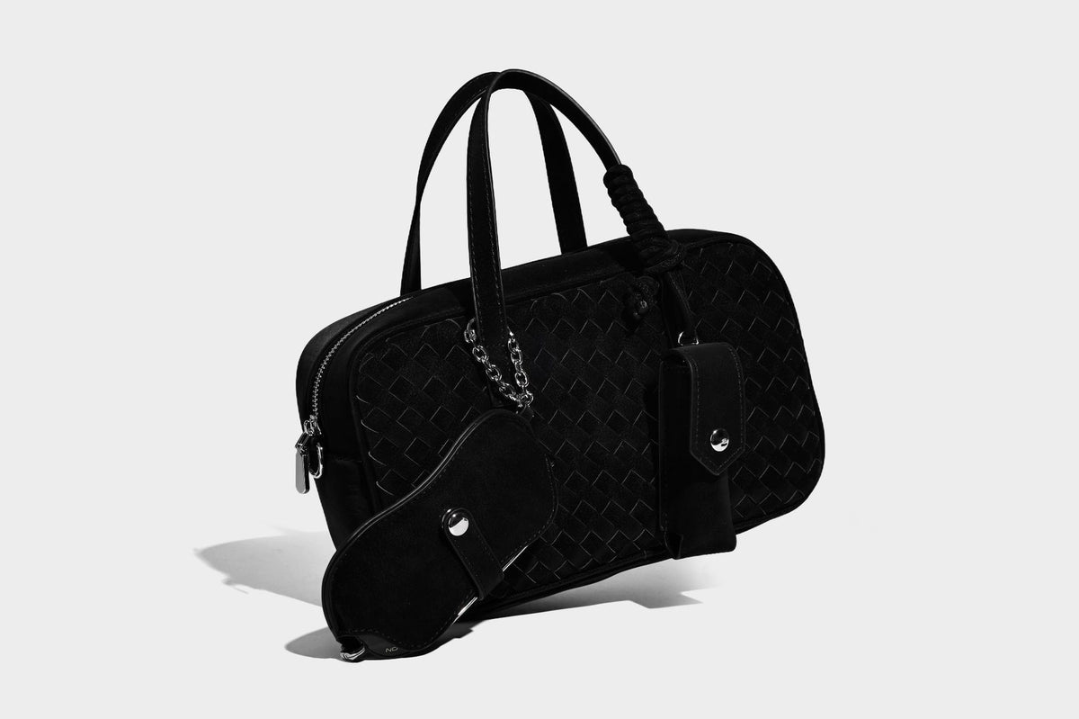 Strukturierte Boston-Tasche in Weboptik mit geknoteten Tragegriffen, abnehmbarem Schulterriemen und passendem Mini-Etui in matter Ausführung