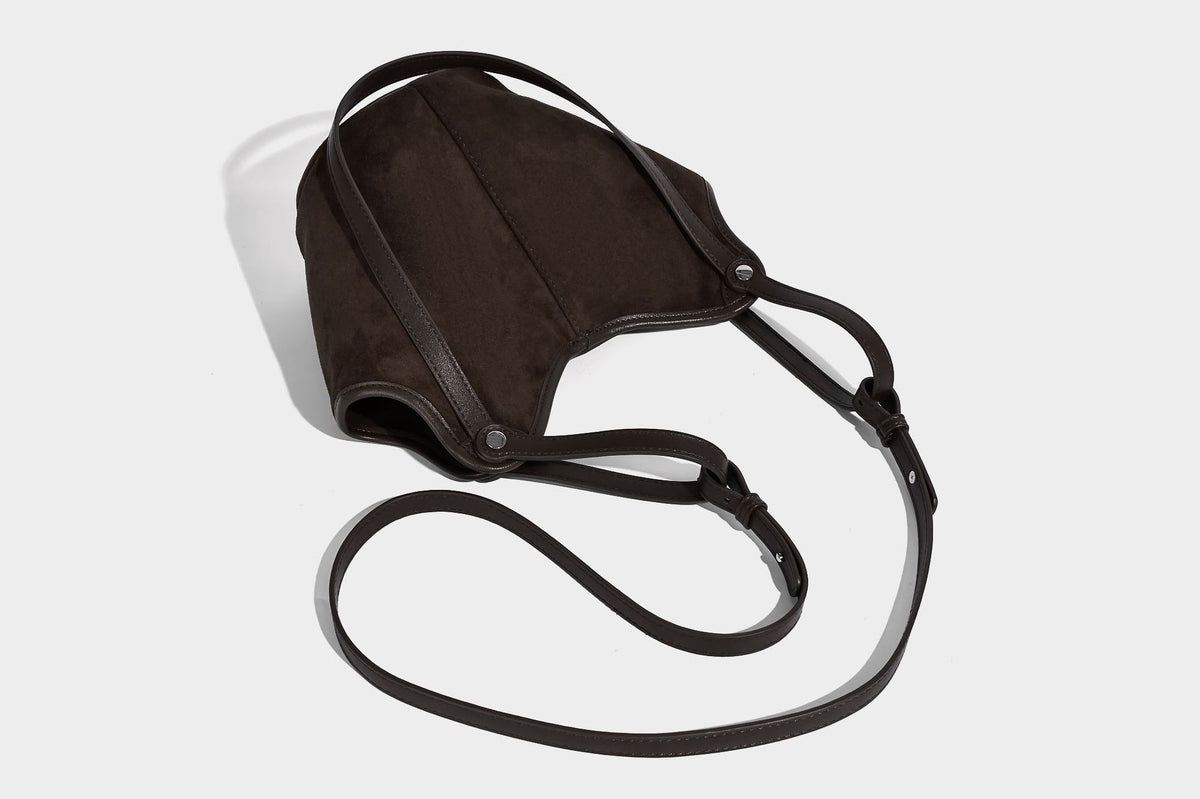 Dunkelbraune Hobo-Schultertasche mit matter Velourslederoptik, geschwungener Silhouette mit offenem oberen Abschluss, zwei Schulterriemen und abnehmbarem