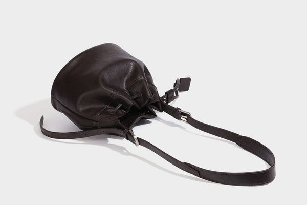 Kleine Beuteltasche aus genarbter Lederoptik mit Kordelzug, verstellbarem Crossbody-Riemen und silberfarbenen Beschlägen, Detailansicht 38