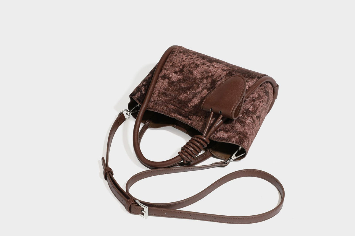 Kleine, strukturierte Henkeltasche mit samtartiger Oberfläche in Braun, geknoteten Henkeln, Fronttasche mit Klappe und abnehmbarem Detail