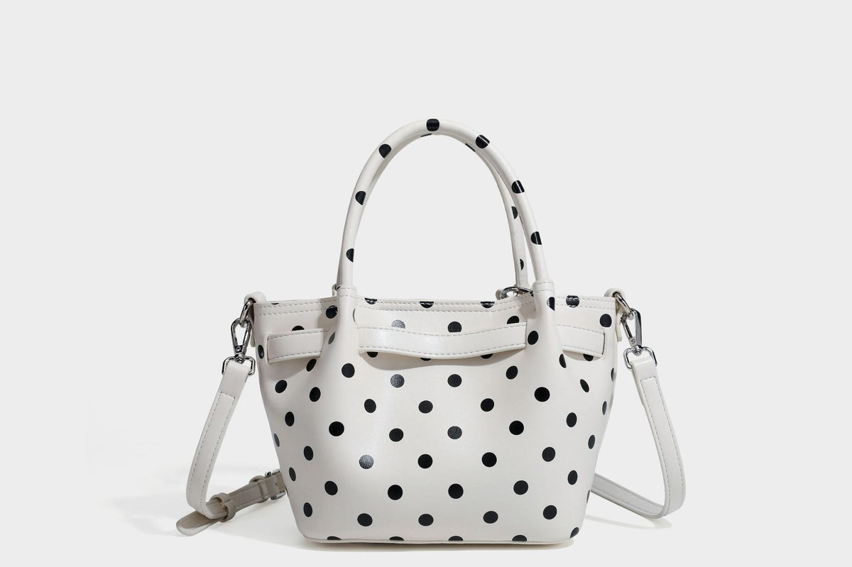 Kleine strukturierte Mini-Tote-Bag mit Punkten in Braun und weißen Tupfen, Sternanhänger, zwei Tragegriffen und abnehmbarem Schulterriemen