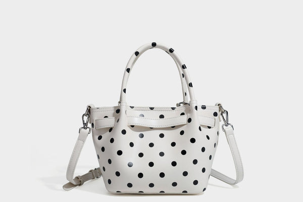 Kleine strukturierte Mini-Tote-Bag mit Punkten in Braun und weißen Tupfen, Sternanhänger, zwei Tragegriffen und abnehmbarem Schulterriemen