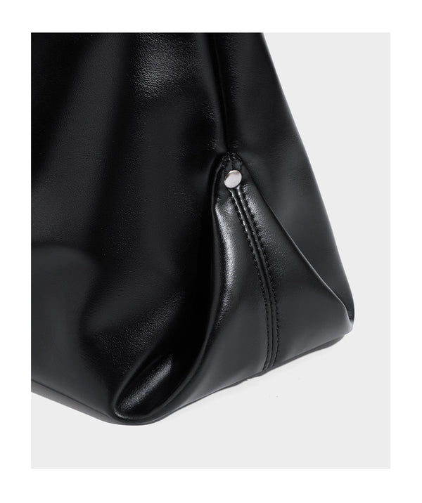 Große schwarze, weich fallende Hobo-Schultertasche in glänzender Lederoptik mit mit Ösen besetztem Riemen, silberfarbenen Metallbeschlägen und abnehmbarem