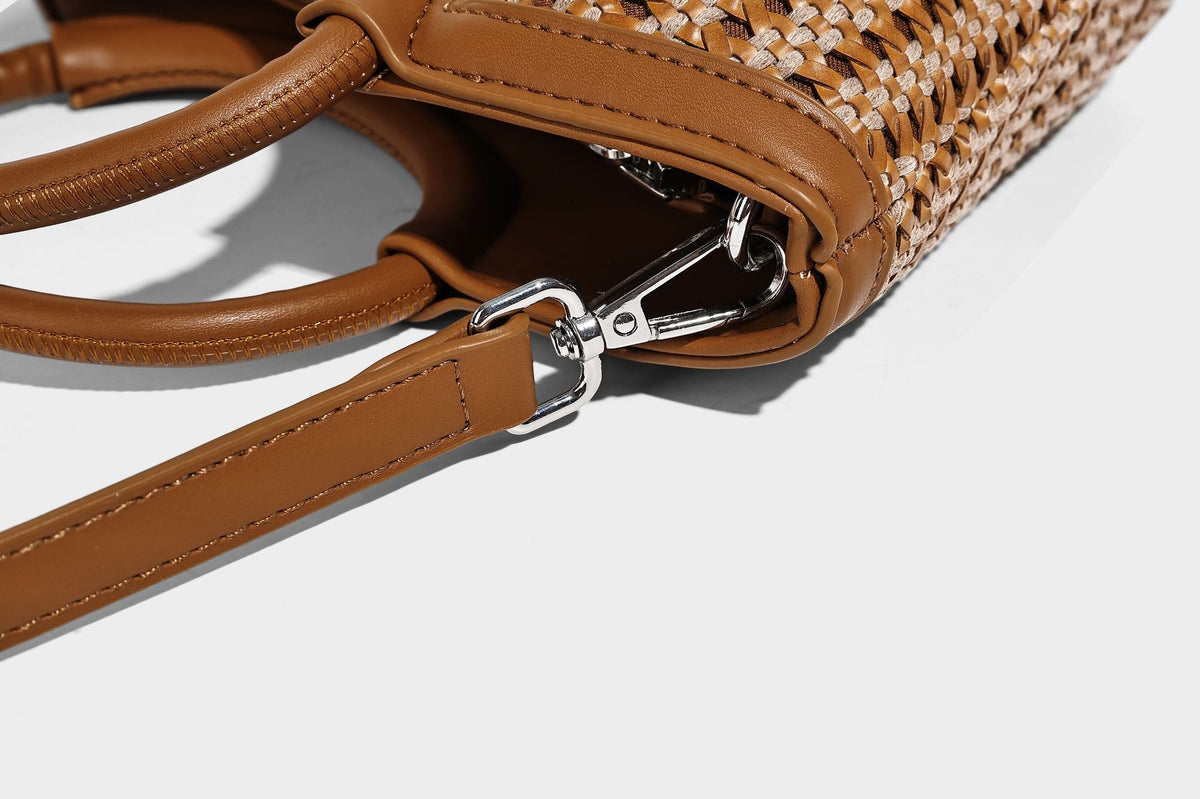 Kleine gewebte Beuteltasche in Tanbraun mit rundem Henkel aus Lederimitat, Quastenanhänger mit Perlen und abnehmbarem Crossbody-Riemen