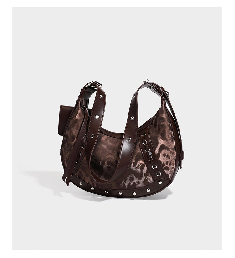 Crescent-Hobo-Schultertasche mit braunem Leopardenprint, silberfarbenen Nieten, Ösenbesatz, verstellbarem Riemen und abnehmbarem Mini