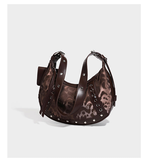Crescent-Hobo-Schultertasche mit braunem Leopardenprint, silberfarbenen Nieten, Ösenbesatz, verstellbarem Riemen und abnehmbarem Mini