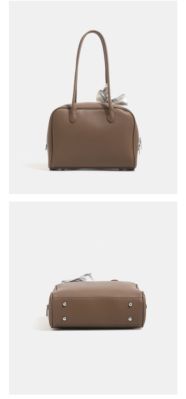 Strukturierte Boston-Tasche aus lederähnlichem Material mit genarbter Oberfläche, Seidenschal und Metallfüßchen, Detailansicht 12