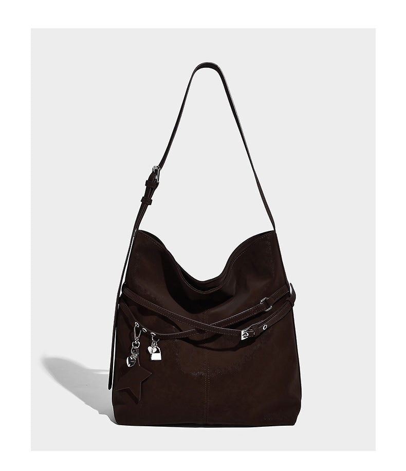 Große, weich fallende Schultertasche im Hobo-Stil aus matter Lederoptik mit Reißverschlussfach vorne und herabhängenden Stern- und Schlossanhängern in Silberoptik