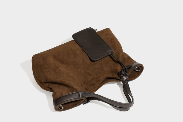 Große, weich fallende Tote aus Wildlederoptik in warmem Braun mit dunklen glatten Besätzen, zwei Tragegriffen, abnehmbarem Reißverschluss-Etui und, Detail
