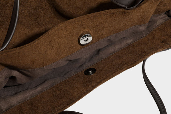 Große, weich fallende Tote aus Wildlederoptik in warmem Braun mit dunklen glatten Besätzen, zwei Tragegriffen, abnehmbarem Reißverschluss-Etui und, Detail