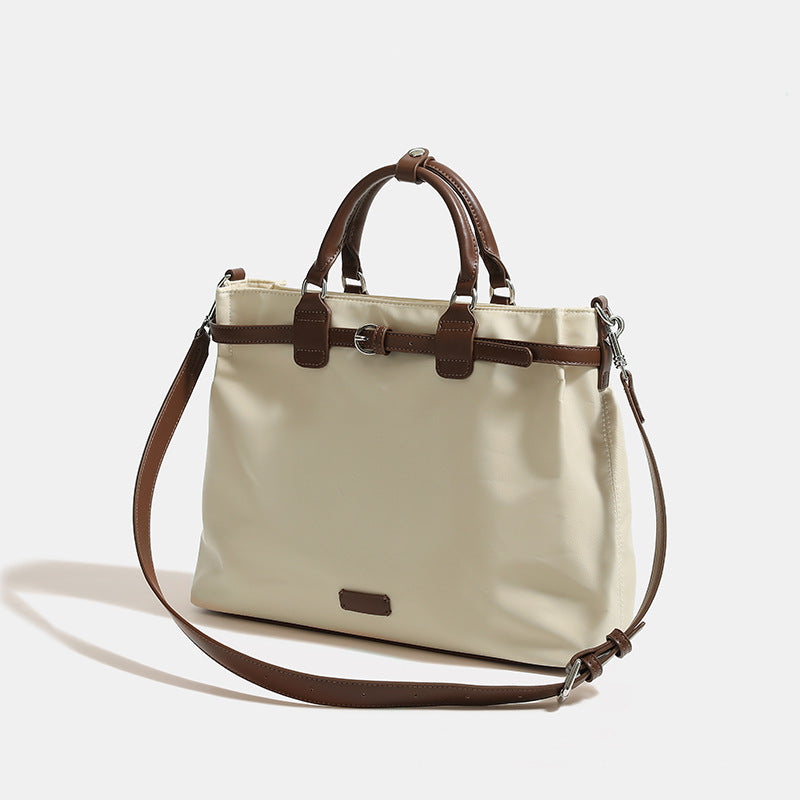 Strukturierte wandelbare Tote-Bag aus mattem Nylon mit braunem Besatz in Kunstlederoptik, Schnallengurt-Detail und Beschlägen in Silberoptik