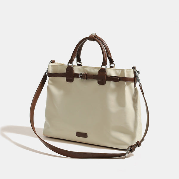 Strukturierte wandelbare Tote-Bag aus mattem Nylon mit braunem Besatz in Kunstlederoptik, Schnallengurt-Detail und Beschlägen in Silberoptik