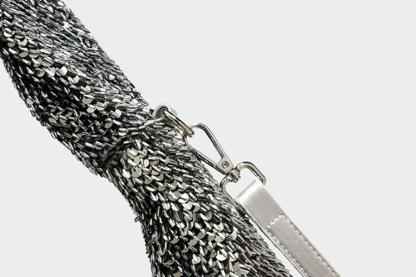 Hobo-Schultertasche in lässiger Tropfenform mit durchgehendem Metallic-Paillettenbesatz und silberfarbenen Beschlägen, Detailansicht 40