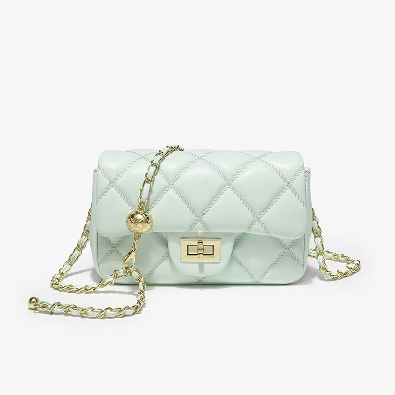Kleine gesteppte Umhängetasche mit Rautensteppung, Überschlag, Kettenriemen in Goldoptik und Drehverschluss, Detailansicht 7