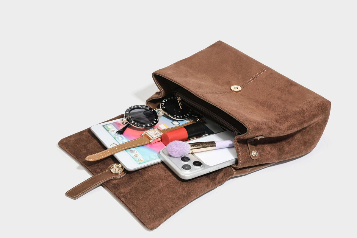 Formstabile Satchel-Tasche mit mattem Veloursleder-Finish, Überschlag, goldfarbenen Emblem-Beschlägen, kurzem Tragegriff und verstellbarem Crossbody-Riemen