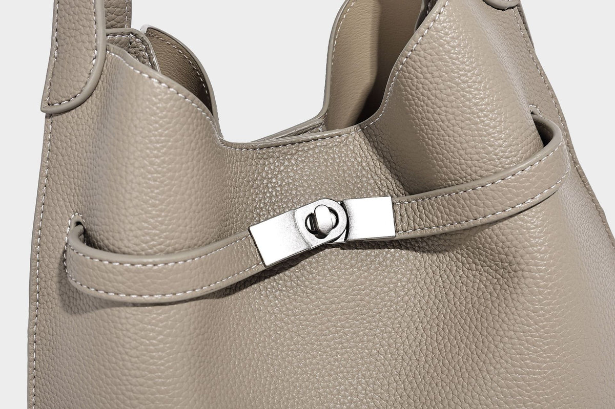 Geräumige Henkeltasche in genarbter Lederoptik mit silberfarbenem Drehverschluss-Detail am Riemen und zwei Henkeln, Detailansicht 24