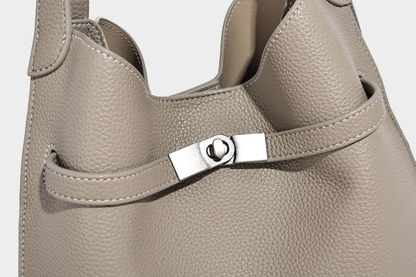 Geräumige Henkeltasche in genarbter Lederoptik mit silberfarbenem Drehverschluss-Detail am Riemen und zwei Henkeln, Detailansicht 24