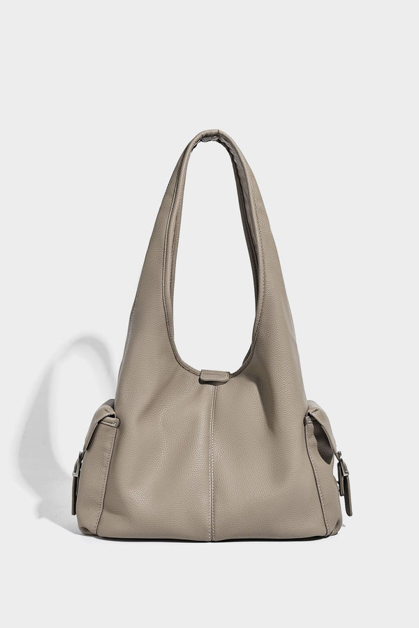 Große, lässig fallende Hobo-Schultertasche in genarbter Lederoptik mit langem Schulterriemen und seitlicher Klappentasche mit Metalldetail