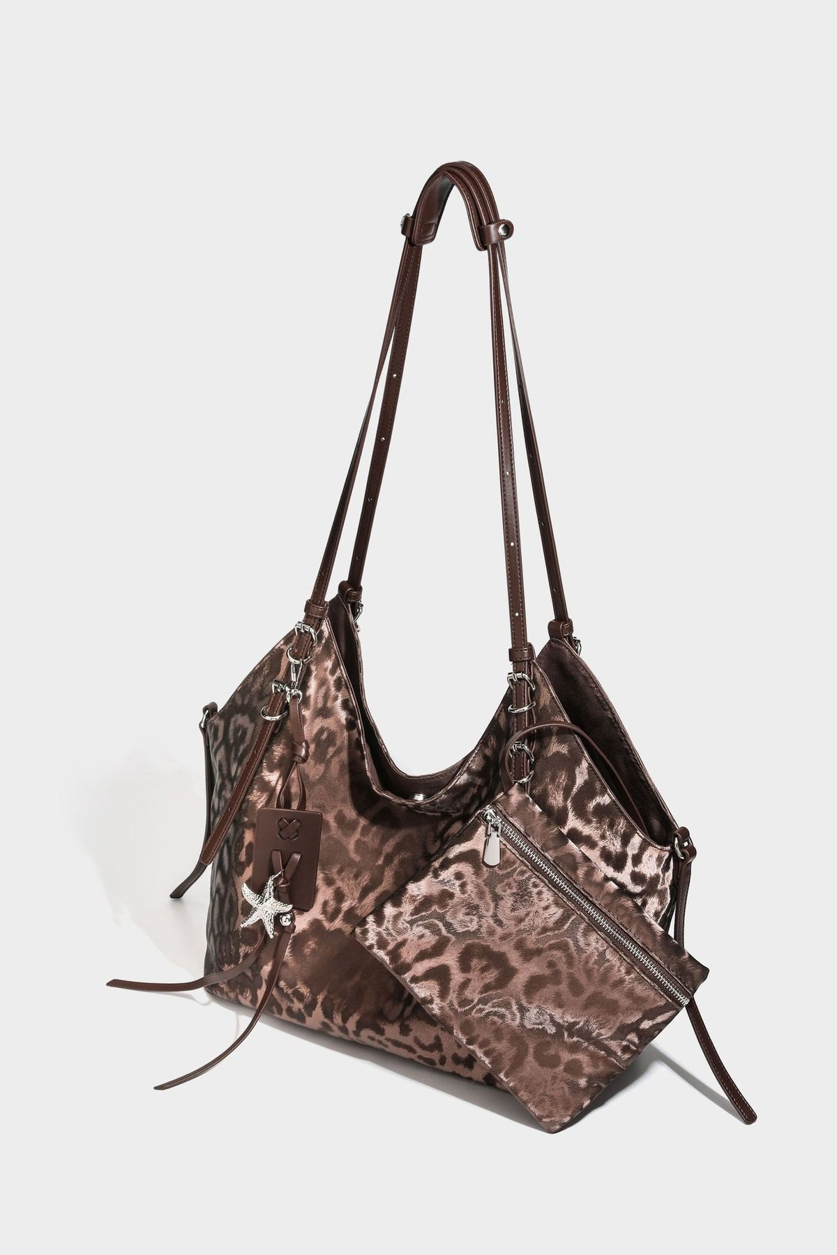 Große, glänzende Hobo-Schultertasche mit Leopardenprint, abnehmbarem Reißverschlusstäschchen und silberfarbenem Seestern-Anhänger, Detailansicht
