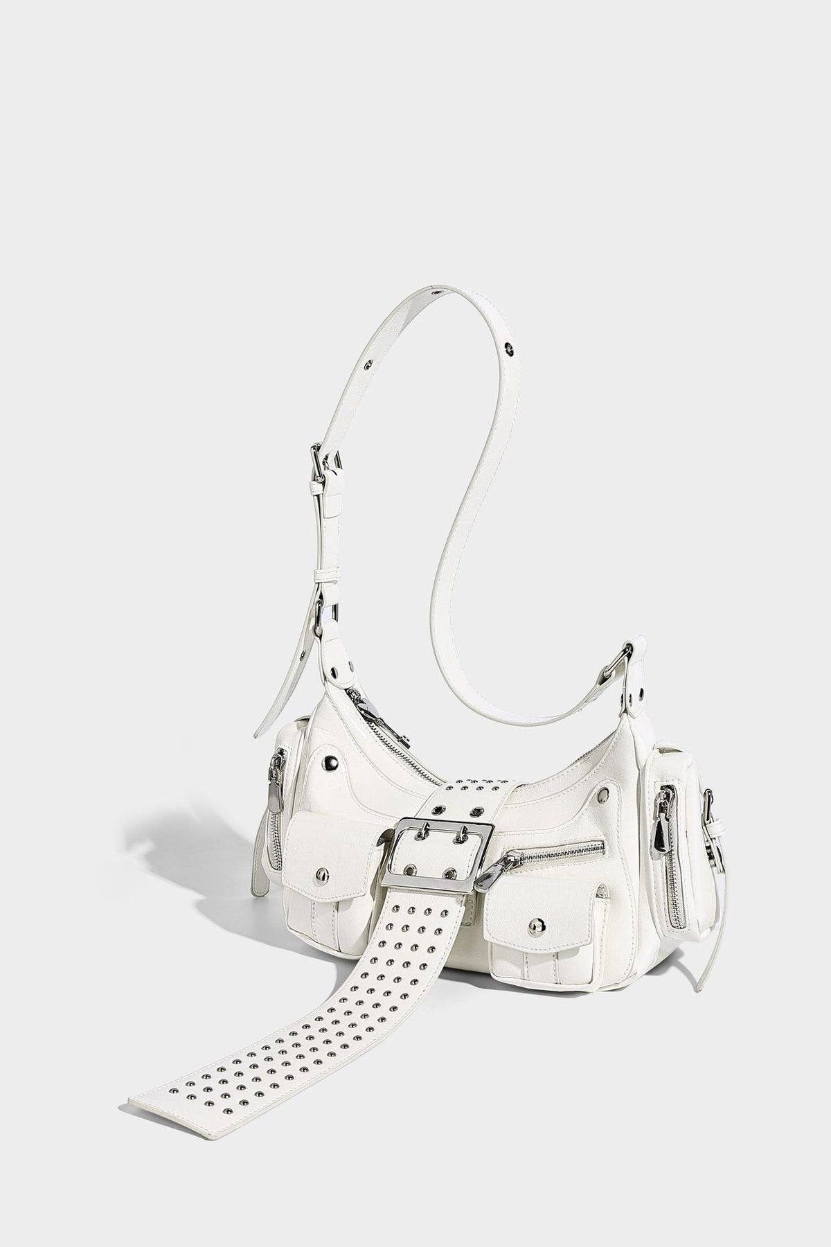 Halbmond-Schultertasche mit Nieten und Gürtelschnallen-Lasche, mehreren Vordertaschen und silberfarbenen Beschlägen, Detailansicht 24