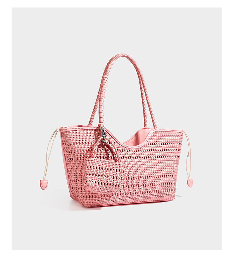 Strukturierte Henkeltasche aus geflochtenem Material in Dunkelbraun mit geflochtenen Henkeln, seitlichen Zugbändern und befestigtem Mini-Täschchen aus geflochtenem Material mit