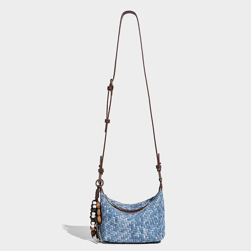 Hellblaue Hobo-Bag in Weboptik mit Besatz in brauner Lederoptik, Beschlägen in Antikgoldoptik, verstellbarem Crossbody-Riemen und Perlen
