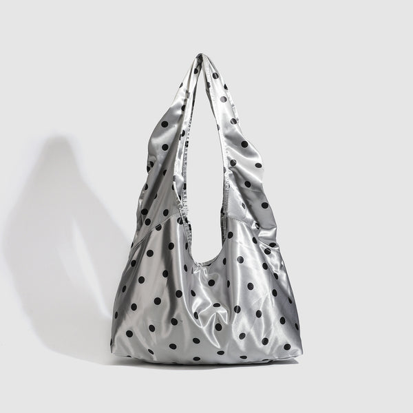 Ovale Tote-Schultertasche in silberfarbener Satinoptik mit schwarzem Punkteprint, Druckverschluss und langen integrierten Trägern, Detailansicht 3