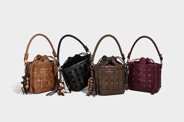 Kleine gewebte Bucket-Bag mit Karomuster-Einsatz, geflochtenem Tragegriff, Kordelzugverschluss, Perlenanhänger und abnehmbarem Schulterriemen