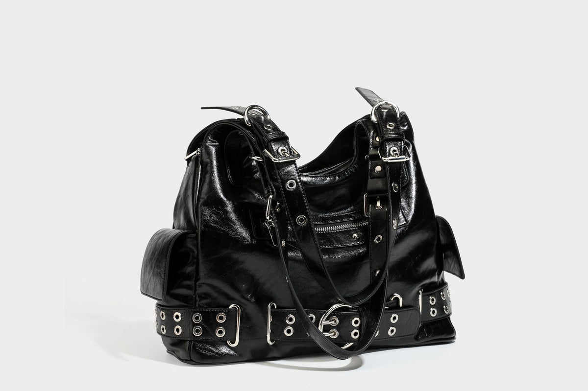 Große glänzende schwarze Hobo-Schultertasche mit silberfarbenem Ösen-Gürtelboden, Schnallenbeschlägen, vorderer Reißverschlusstasche und zwei …; Detailansicht