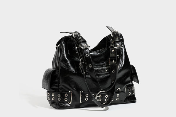 Große glänzende schwarze Hobo-Schultertasche mit silberfarbenem Ösen-Gürtelboden, Schnallenbeschlägen, vorderer Reißverschlusstasche und zwei …; Detailansicht