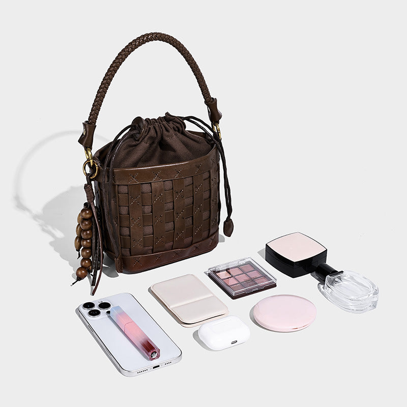 Kleine gewebte Beuteltasche mit Karoeinsatz, geflochtenem Tragegriff, Kordelzug, Perlenanhänger und abnehmbarem Schulterriemen