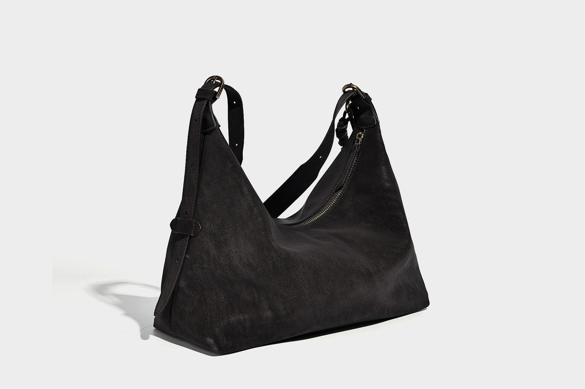 Lässige Hobo-Schultertasche mit matter Oberfläche, Quastenbesatz und goldfarbenen Metallelementen, Detailansicht 26