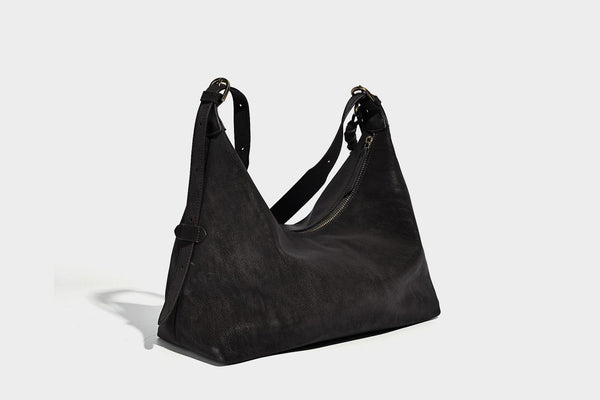 Lässige Hobo-Schultertasche mit matter Oberfläche, Quastenbesatz und goldfarbenen Metallelementen, Detailansicht 26