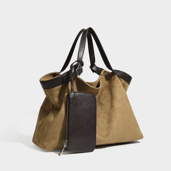 Große, weich fallende Tote-Bag in warmem Braun in Velourslederoptik mit dunklen glatten Besätzen, zwei Tragegriffen, abnehmbarem Reißverschluss-Etui und, Detail