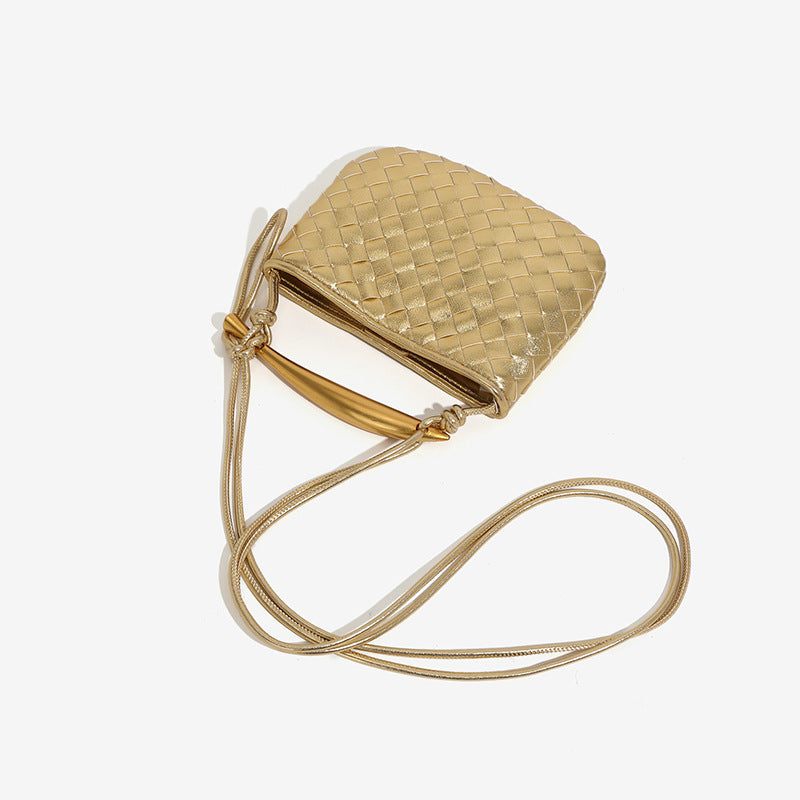 Mini-Crossbody-Etui mit gewebter Rautenstruktur, geschwungenem Bügelgriff in Goldoptik und schmalem Kordelriemen, Detailansicht 18
