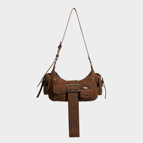 Matte Schultertasche in Wildlederoptik mit einem mit Nieten besetzten Riemenelement mit Schnalle, mehreren Reißverschluss- und Überschlagfächern auf der Vorderseite sowie dunklen Gunmetal-Details, Vorderansicht