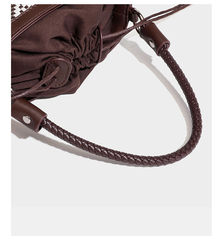 Kleine gewebte geometrische Bucket-Bag mit geflochtenem Henkel in Lederoptik und Kordelzugverschluss im zweifarbigen Muster aus Braun und Weiß