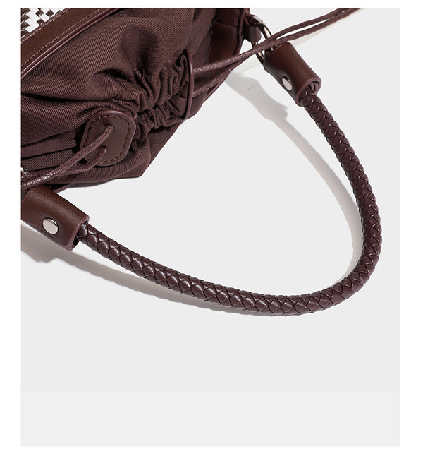 Kleine gewebte geometrische Bucket-Bag mit geflochtenem Henkel in Lederoptik und Kordelzugverschluss im zweifarbigen Muster aus Braun und Weiß