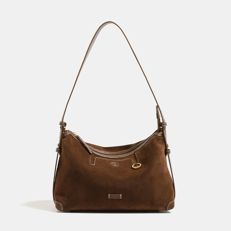 Hobo-Bag in Tabakbraun mit Velourslederoptik, Besatz in Lederoptik, Kontrastnähten, goldfarbenen Beschlägen und verstellbarem Crossbody-Riemen