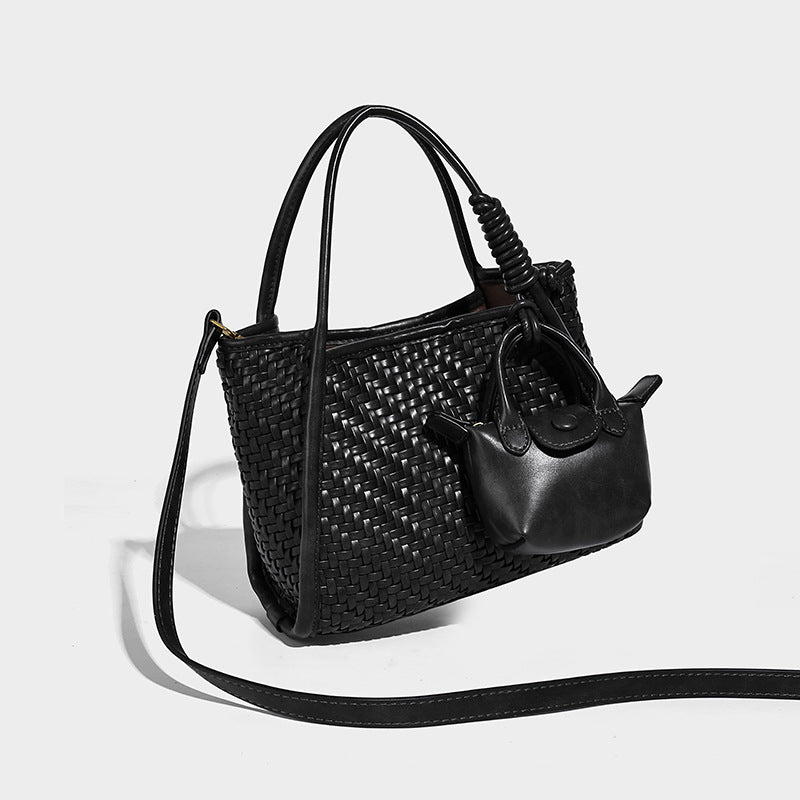 Strukturierte gewebte Tote-Bag in Korbgeflecht-Optik mit Mini-Täschchen-Anhänger, abgerundeten Tragegriffen und abnehmbarem Schulterriemen, Detailansicht