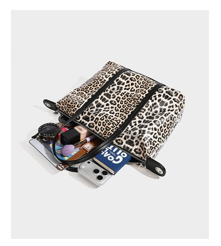 Tote-Bag in glänzender Lederoptik mit Leopardenmuster, schwarzen Besätzen, Reißverschluss oben und zwei Schultergriffen, Detailansicht 15