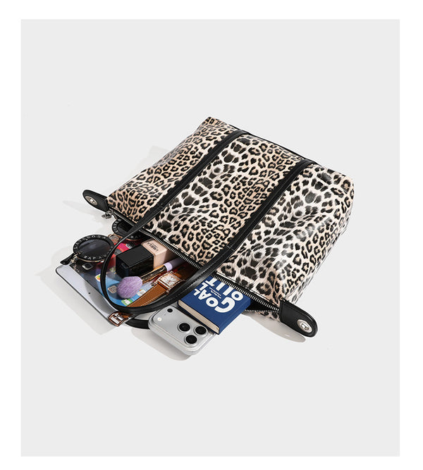 Tote-Bag in glänzender Lederoptik mit Leopardenmuster, schwarzen Besätzen, Reißverschluss oben und zwei Schultergriffen, Detailansicht 15