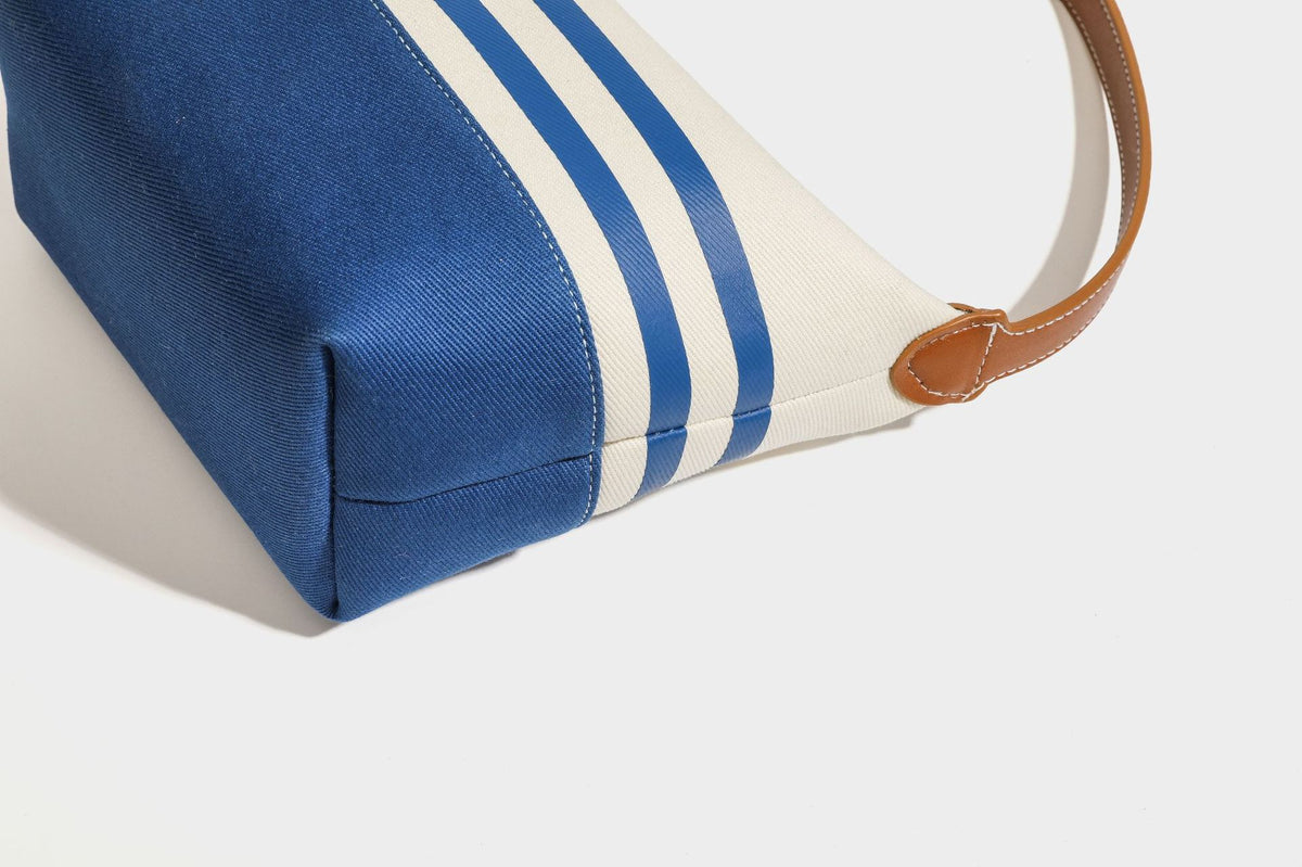 Cremefarbene und blau gestreifte Canvas-Schultertasche mit Träger in Lederoptik und Reißverschluss in Silberoptik, Detailansicht 27