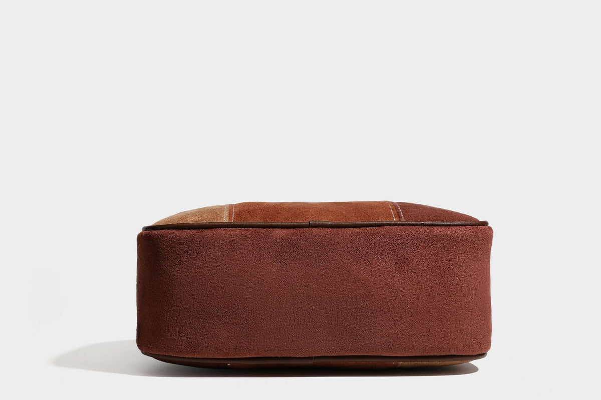 Kleine, strukturierte Henkeltasche aus Patchwork in Farbblöcken aus Beige, Camel, Braun und Rost mit dunkelbrauner Einfassung, herzförmigem