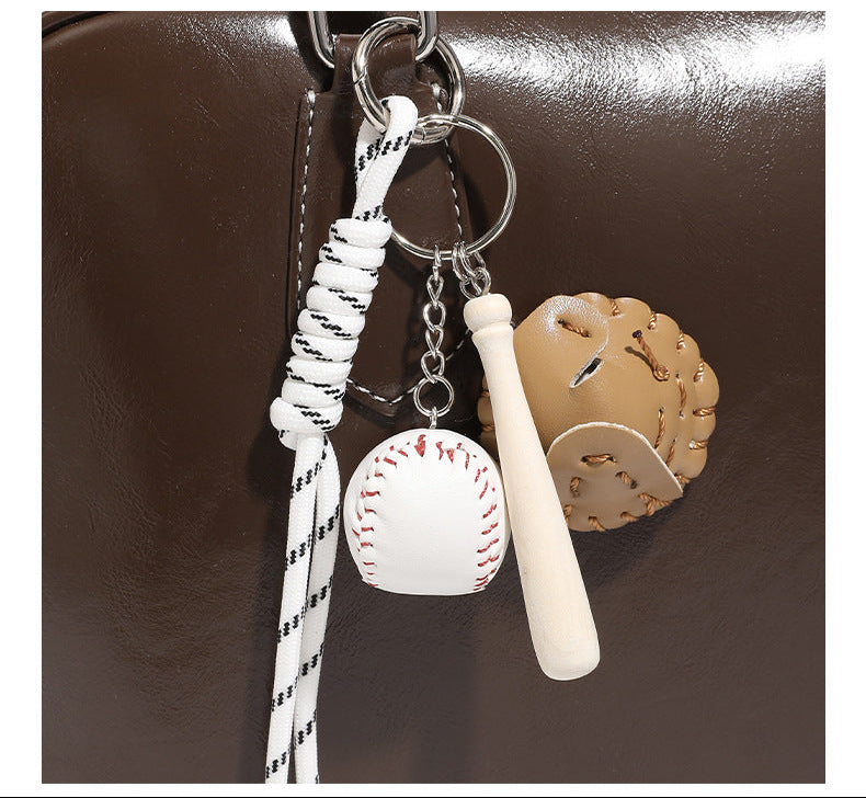 Große glänzende Boston-Bag in Lederoptik mit zwei Tragegriffen, Stern-Applikation auf der Vorderseite und abnehmbarem Baseball-Anhänger-Set, Detailansicht